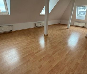 Gemütliche Dachschrägen und Bad mit Fenster - Foto 1