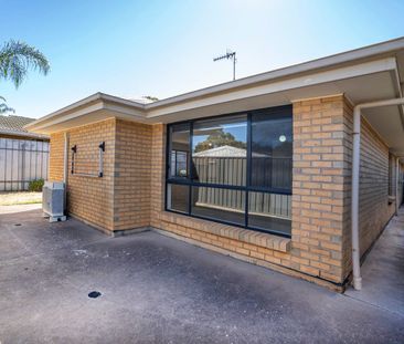 Freshly Painted Courtyard Home - Photo 4