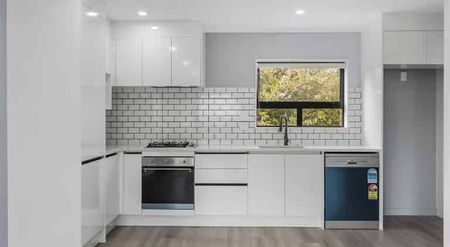 Modern Mount Albert Gem – Spacious 3-Bedroom Townhouse with Garage - Photo 4