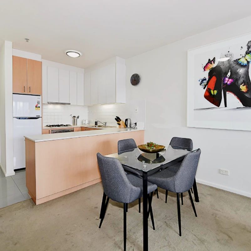 Alluring 2-bedroom apartment near Melbourne Central Station - Photo 1