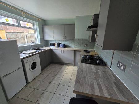 3 Bed Semi-Detached House, Folkestone Road West, M11 - Photo 5