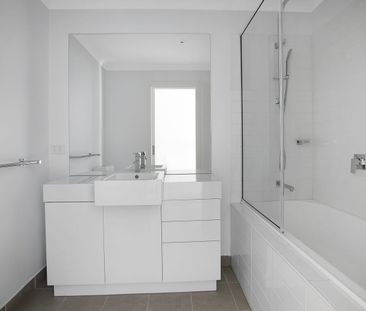 Stylish Modern Freshly Renovated Townhouse! - Photo 6