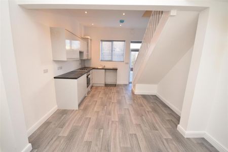 2 bedroom terraced house to rent - Photo 4