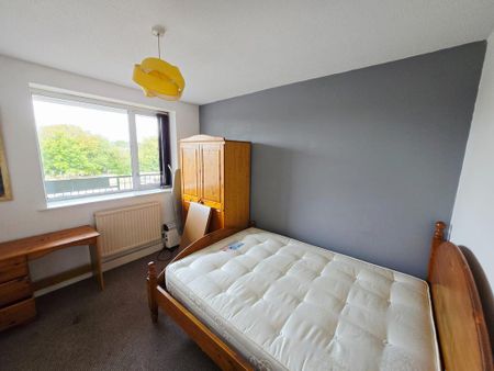 3 bedroom flat to rent - Photo 3