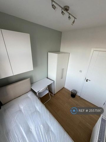 1 bedroom in a house share to rent - Photo 2