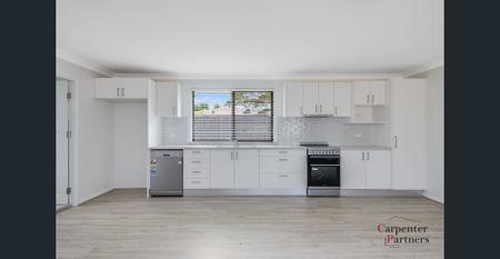 Charming 3-Bedroom Flat with Enclosed Yard and Carport. - Photo 2