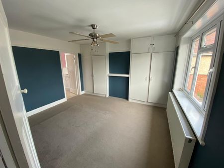 4 bedroom detached house in Lymington - Photo 3