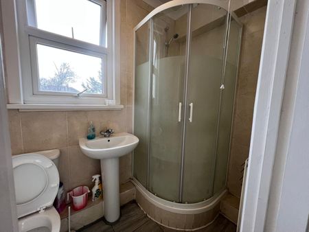 Room in a Shared House, Newquay Road, SE6 - Photo 5