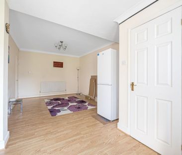 3 Bed Terraced House, Studley Drive, IG4 - Photo 3