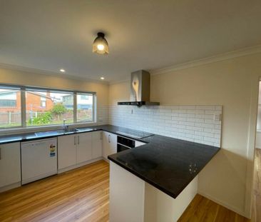 Modern decor and a convenient location! - Photo 5