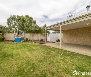 15 Dunn Close, Seville Grove WA 6112 - Photo 5