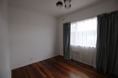 Spacious 3-Bedroom Home in Prime Keilor Park Location! - Photo 4