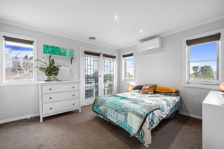 Elevated Georgian Town Home Nestled In Court Location! - Photo 5