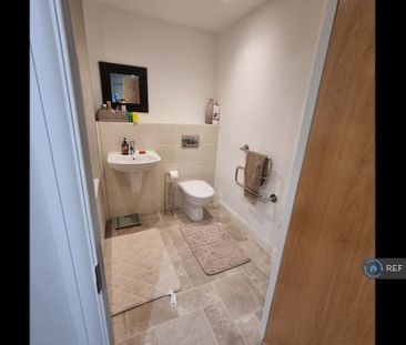 1 bedroom in a flat share to rent - Photo 3