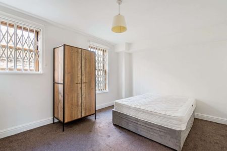 Private balcony features, in this well-proportioned one bedroom flat. - Photo 5