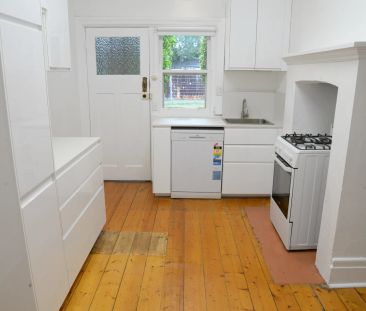 BEACHSIDE ART DECO GEM - GROUND FLOOR WITH COMMUNAL GARDEN! - Photo 2