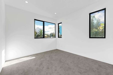 New & Spacious | 2 beds 2 ensuites - Photo 2