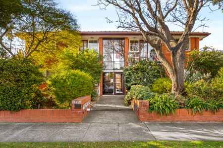 2 Bedroom Apartment in the Heart of Glen Huntly! - Photo 3