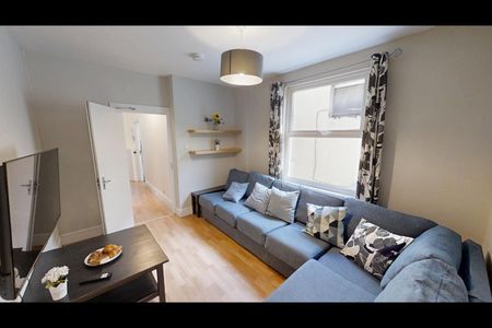 6 Bed Terraced House, Fishponds Road, BS16 - Photo 2