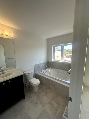 For Lease - 41 Canvas Crescent, Welland, Ontario - Photo 2