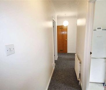 Kings Court, The Avenue, Tadworth, Surrey, KT20 - Photo 1