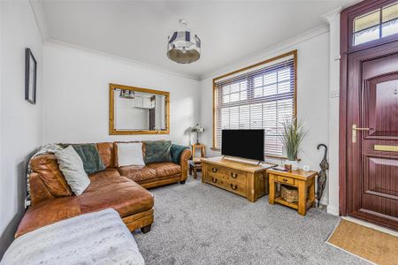 2 bedroom end of terrace house to rent - Photo 3