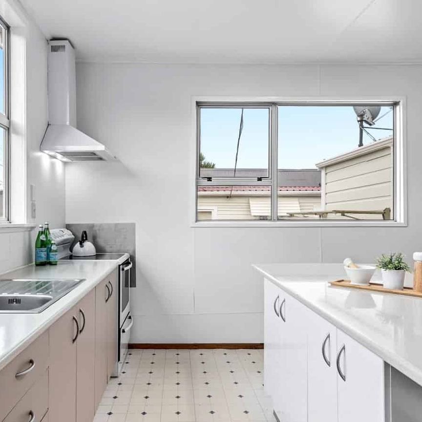 Four bedroom Newtown - Photo 1