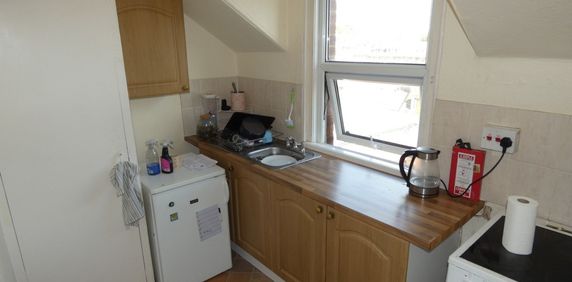 1 bed Studio Apartment - To Let - Photo 2