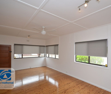 Family Home in Booker Bay! - Photo 1