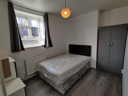 3 bedroom flat to rent - Photo 4