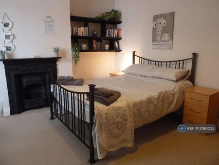 1 bedroom in a house share to rent - Photo 2