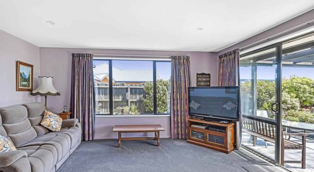Executive Three Bedroom Family Home in Burnside High School Zone! - Photo 1