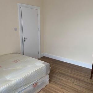 Room in a Shared Flat, High Road Leyton, E10 - Photo 2