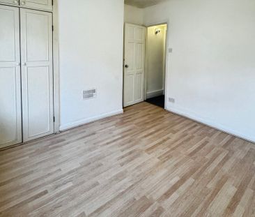 Terraced House to rent - Whitehorse Hill, Chatham, ME5 - Photo 3