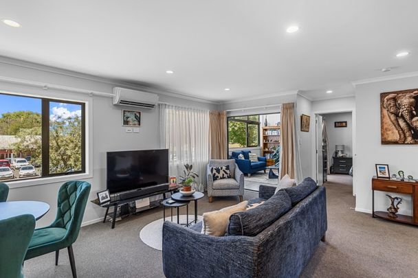 Welcome to the epitome of modern townhouse living! - Photo 1