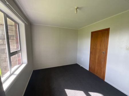 UPDATED TWO BEDROOM UNIT IN WAITARA - LAWNS INCLUDED - Photo 3