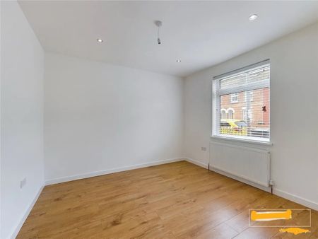 3 Bed Terraced House, Donnington Gardens, RG1 - Photo 2