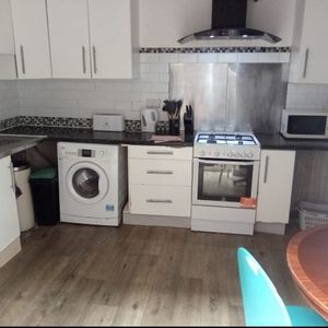 Room in a Shared House, Thackeray Road, SO17 - Photo 2