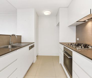 Immaculate Apartment with Extensive Wraparound Terrace - Photo 2