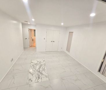 Charming 2 BedRoom Flat with Garden! - Photo 3