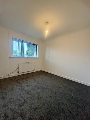 £1,100 PCM, Spacious Three Bedroom Top Floor Flat with Off-Road Parking in Downton Grange, New Road, Rumney, Cardiff, CF3 3BW - Photo 1