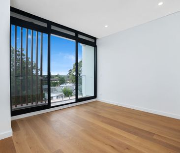 Stylish & Luxurious Tri-Level Townhouse - Photo 1