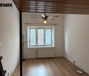 Pronájem bytu 2+kk 40 m², Jemnická 312, Praha Michle - Photo 1