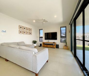 Where grown-up practicality meets “weekend-ready” personality - Photo 1