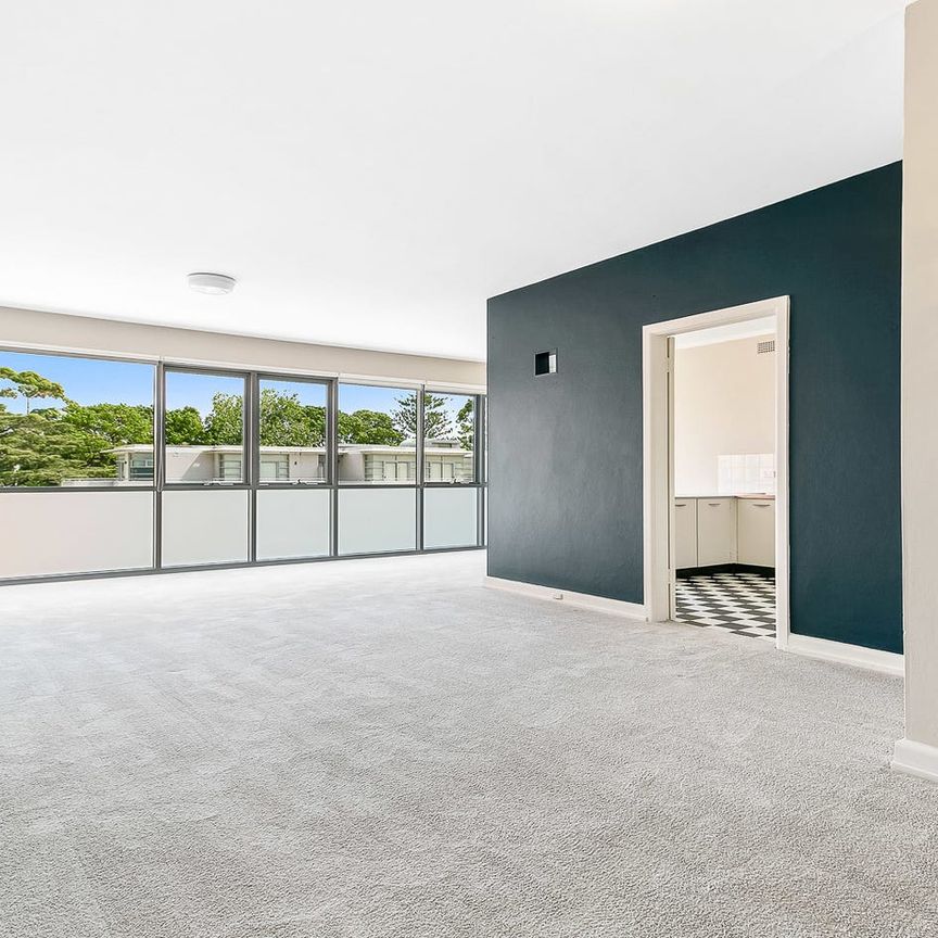 Prime Lindfield location with double lock-up garage. - Photo 1
