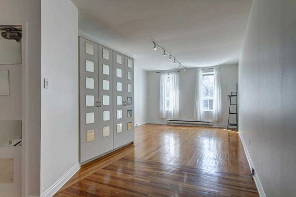 For Lease - 1114 Queen Street Unit# 2nd Fl, Toronto, Ontario - Photo 1