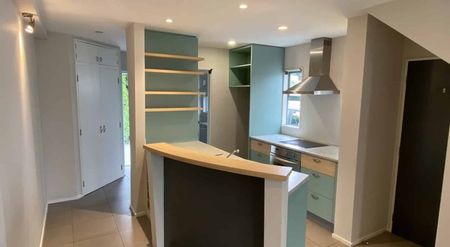 Spacious Sunny Apartment - Photo 4