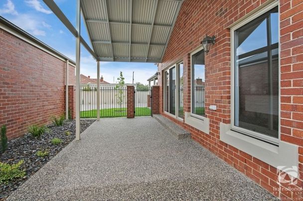 BEAUTIFUL 3 BEDROOM UNIT IN PRIME LOCATION - Photo 1