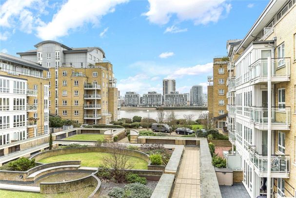 Bright and spacious 2 bedroom apartment to rent in St David's Square. - Photo 1