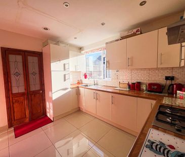 4 bedroom semi-detached house to rent - Photo 4